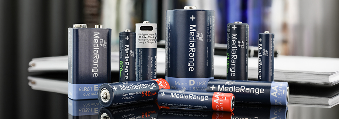 Produktfotografie einer MediaRange Batterie-Produktgruppe mit unterschiedlichen Batteriegrößen und klarer technischer Produktdarstellung